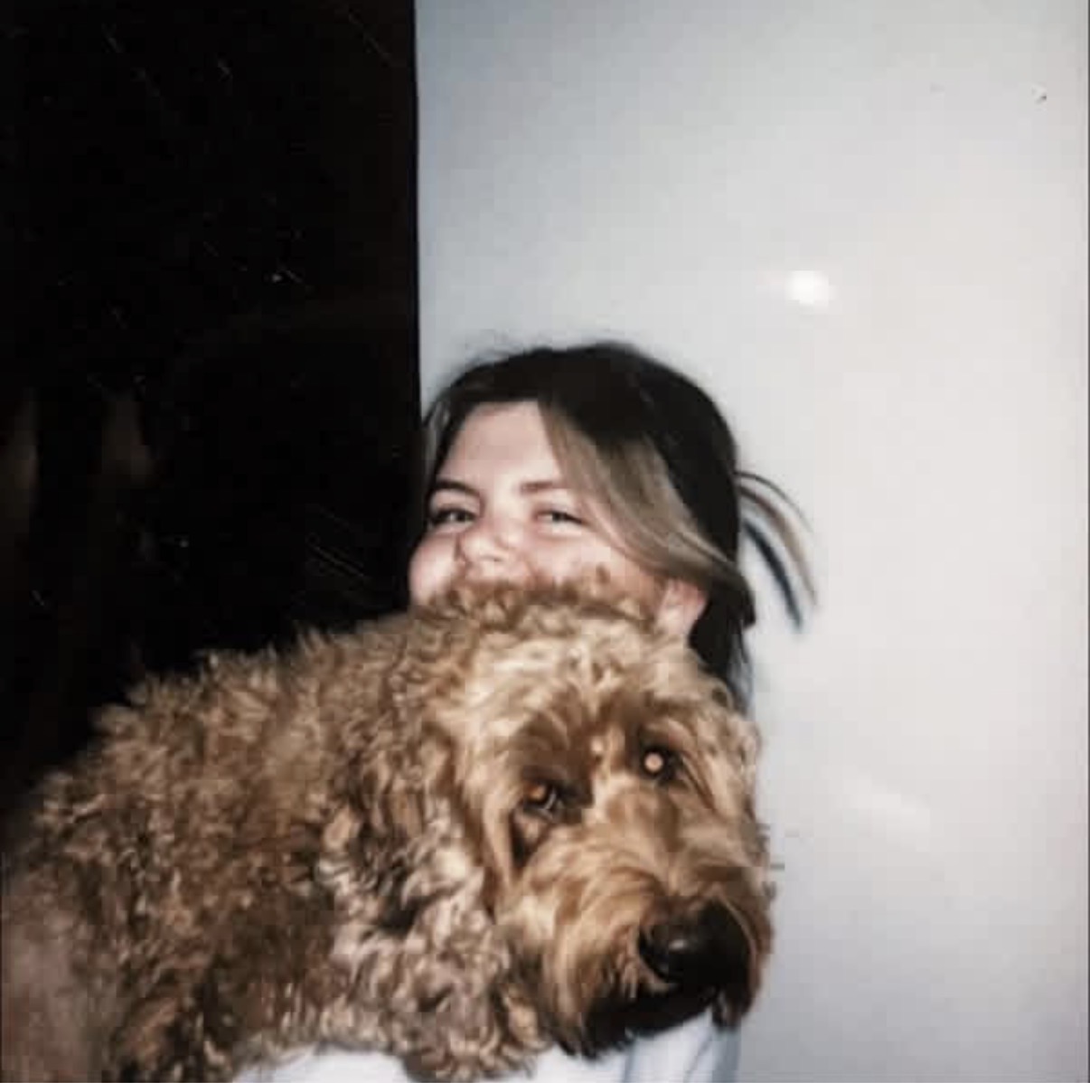 Mia med sin hund